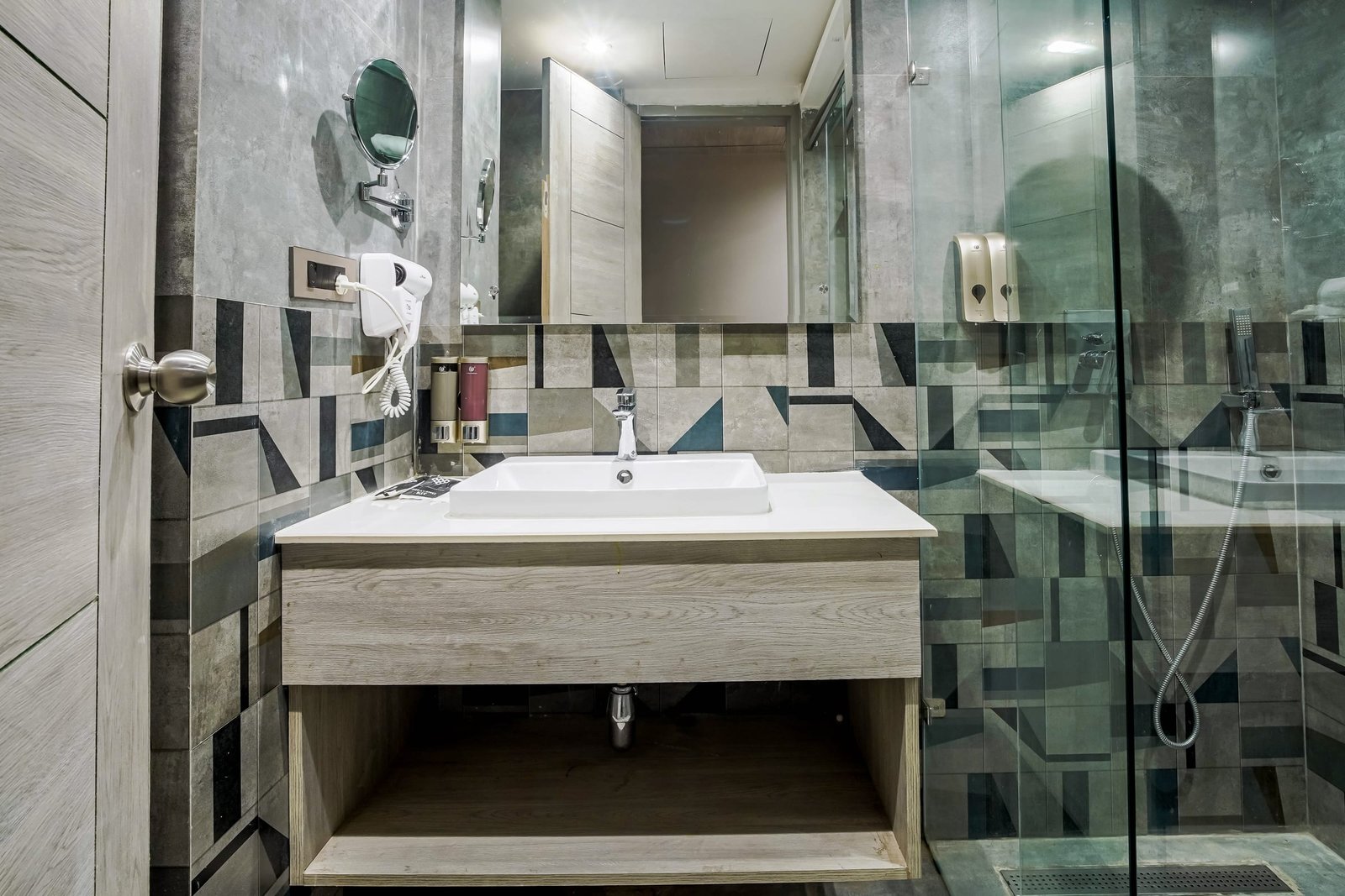 Vanity basin with a mirror above it