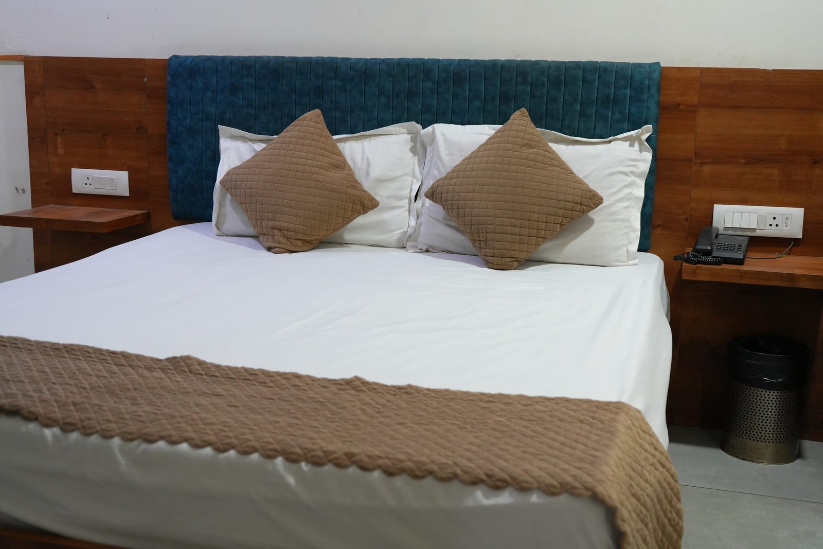 Double room with a padded blue headboard