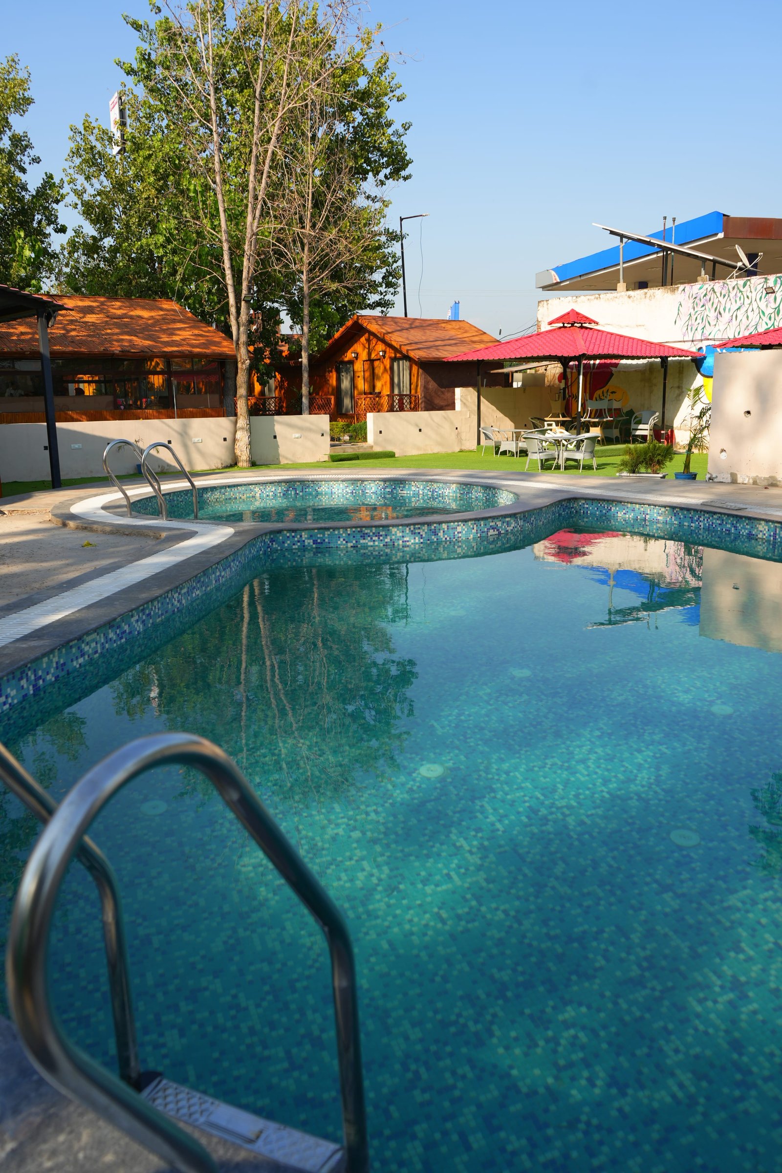 The pool at Highway Huts in full daylight